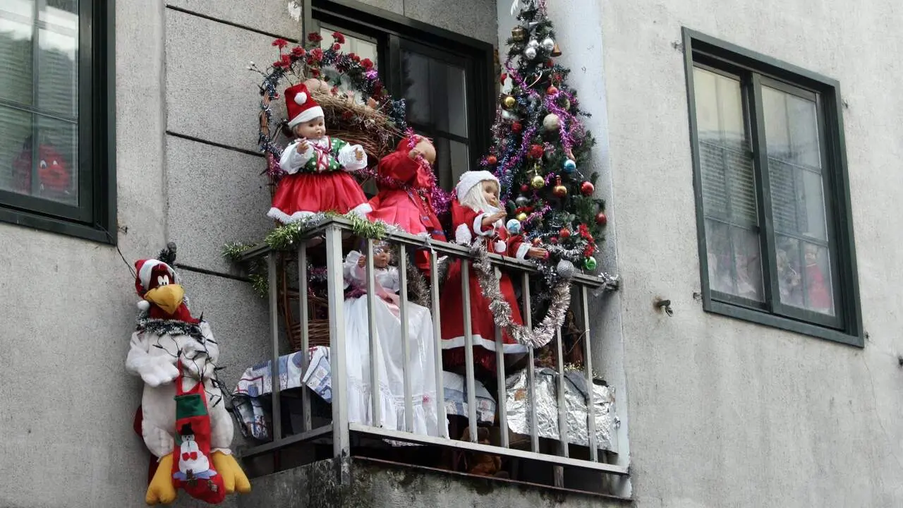 Balcón muy adornado para Navidad. JAVIER CERVERA (ADP)