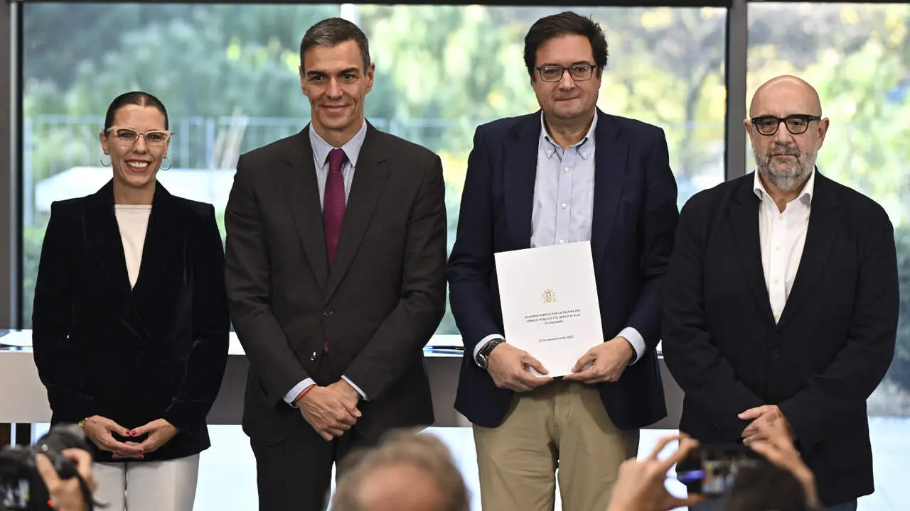 Pedro Sánchez, Óscar López y representantes de UGT y CSIF. FERNANDO VILLAR (EFE)