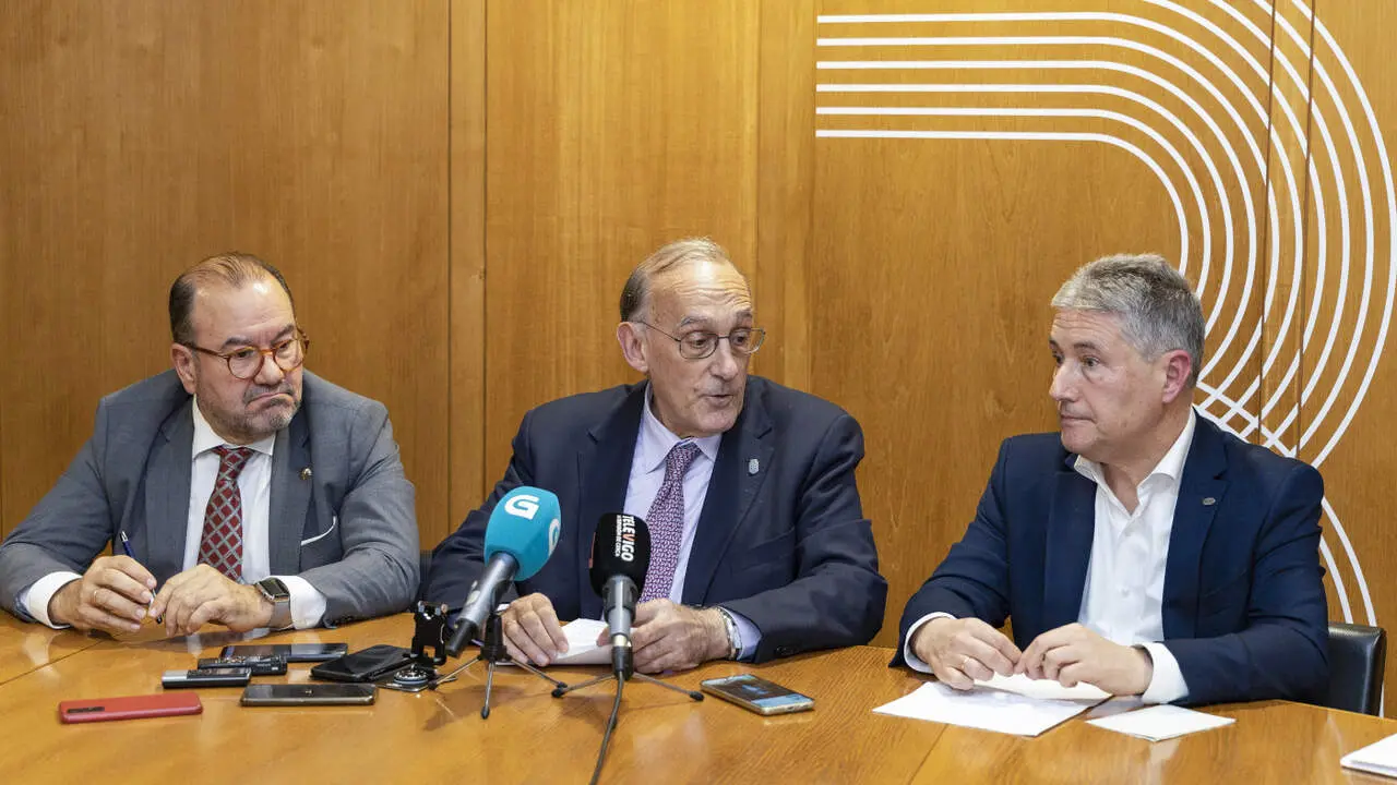 Los rectores de la USC, UVigo y UDC, en una comparecencia conjunta hace unos días. SALVADOR SAS (EFE)