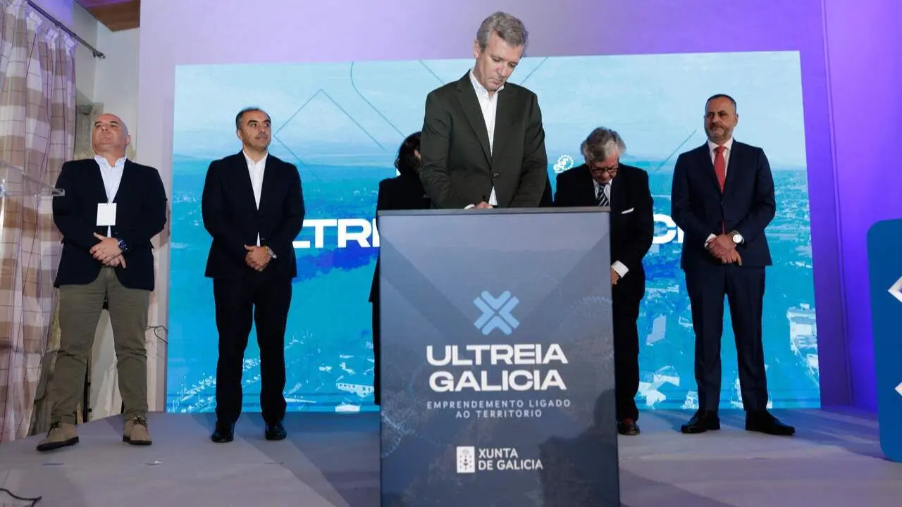 El presidente de la Xunta durante la firma del manifiesto de voluntades. DAVID CABEZÓN