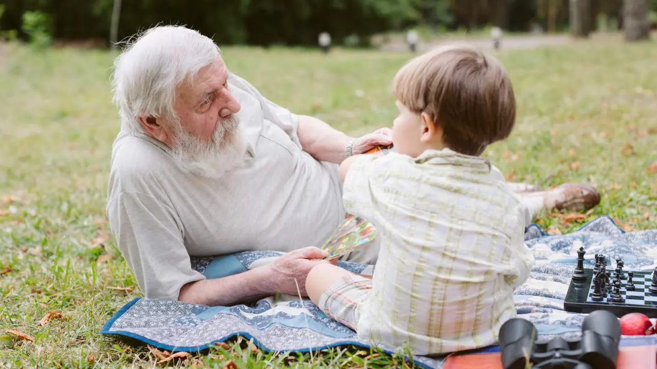 Un abuelo juega con su nieto. FREEPICK