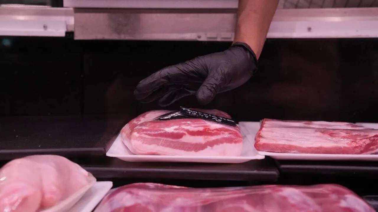 Un carnicero manipula un trozo de panceta. EUROPA PRESS