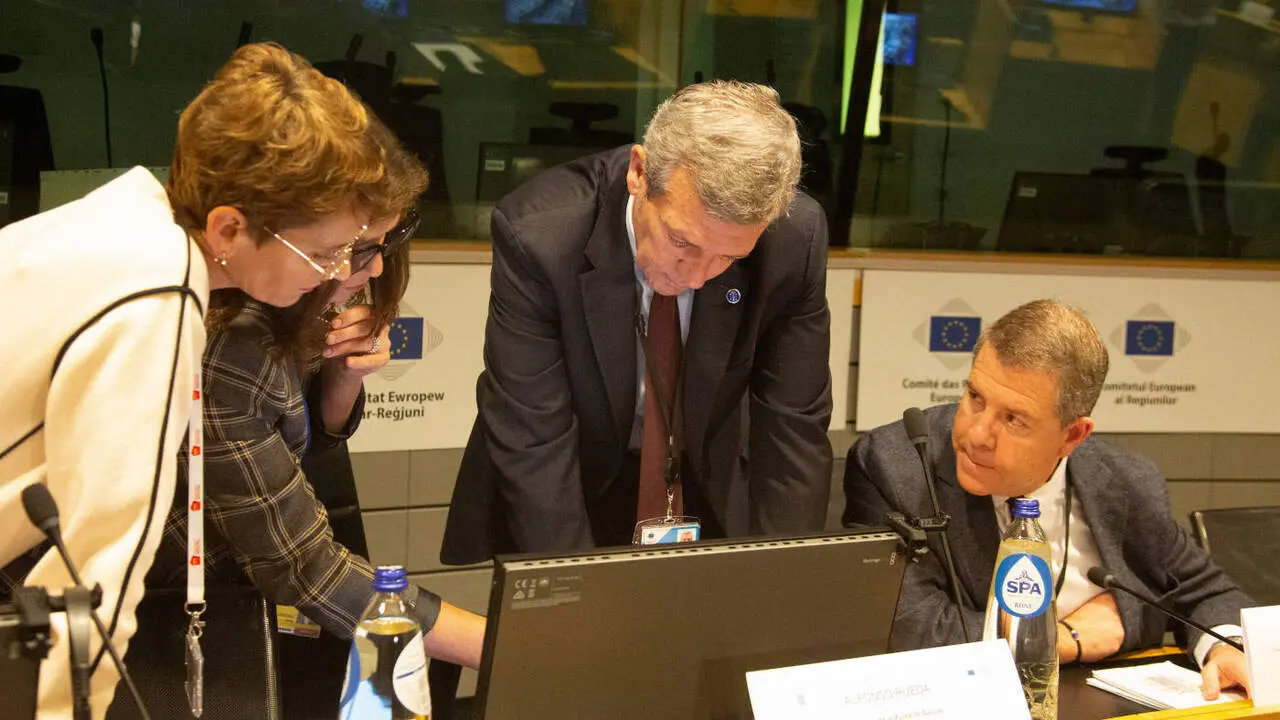 Alfonso Rueda, preparando su intervención en Bruselas junto a María Chivite y Emiliano García-Page. XUNTA
