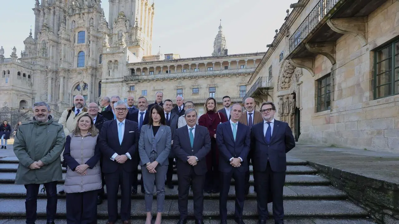 El presidente de la CEG y la conselleira de Infraestruturas, con sus homólogos de Asturias y Castilla y León. XUNTA