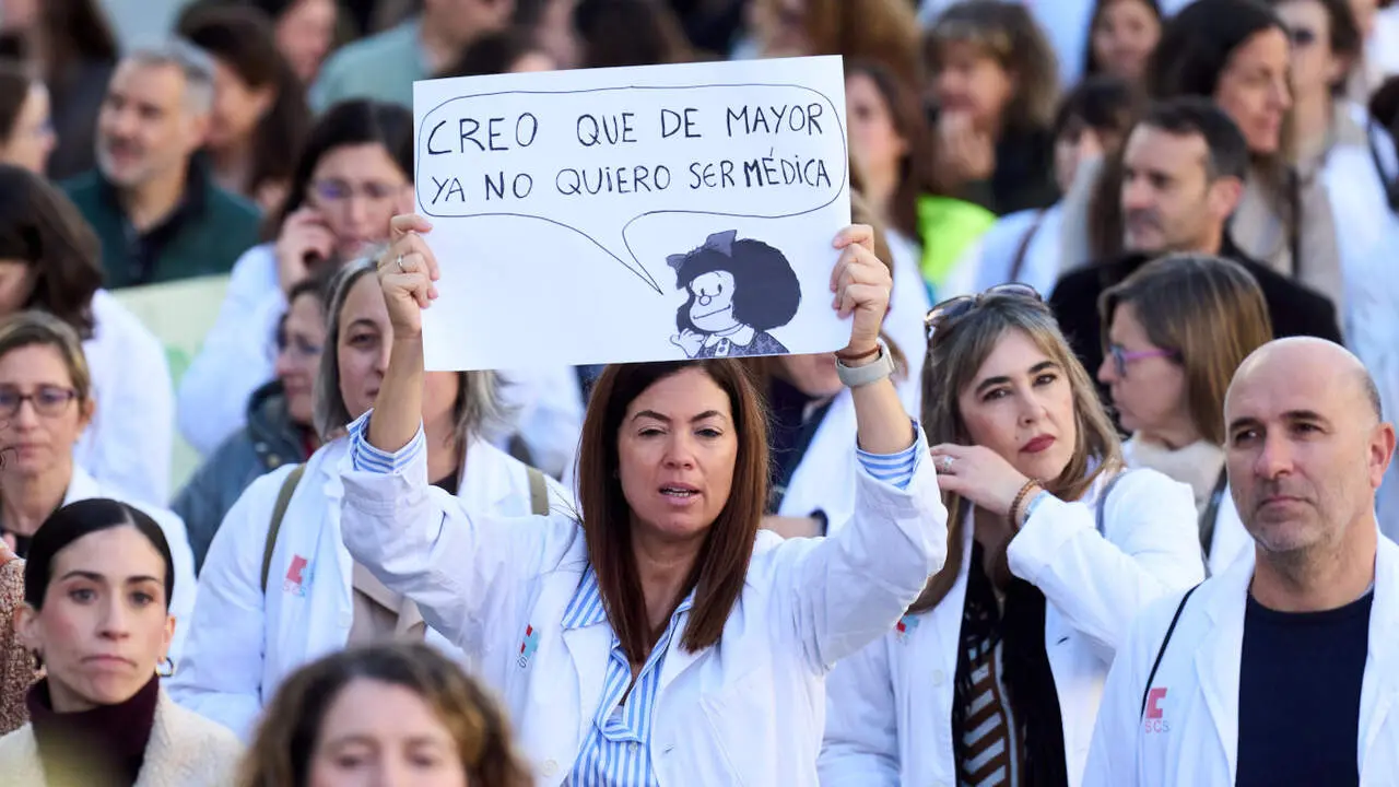 Una de las concentraciones de médicos celebradas estos días en todo el país. JUANMA SERRANO (EUROPA PRESS)