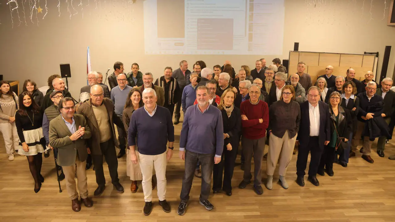 Anxo Quintana encabezó el encuentro en el que excargos del BNG recordaron el vigésimo aniversario del bipartito. NACHO SANTÁS