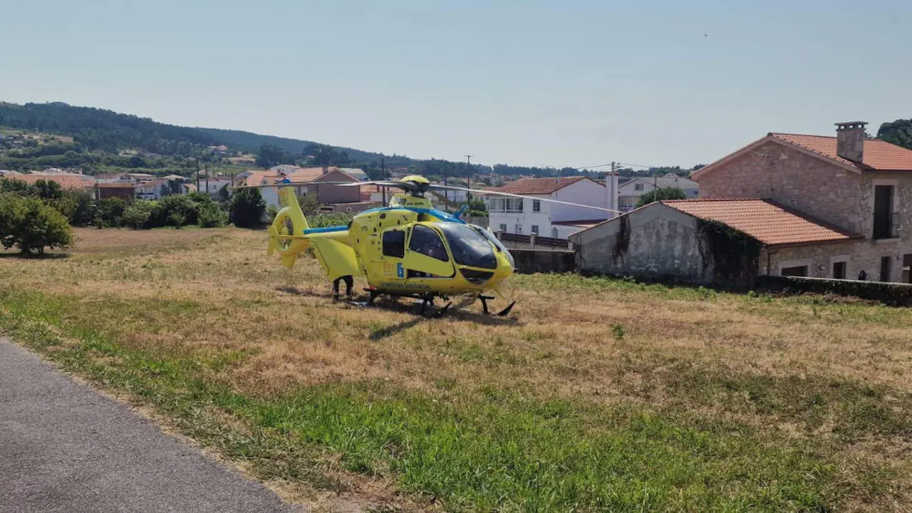 El helic&oacute;ptero medicalizado con base en Santiago, durante un servicio en Silleda. @HELICOSANTIAGO