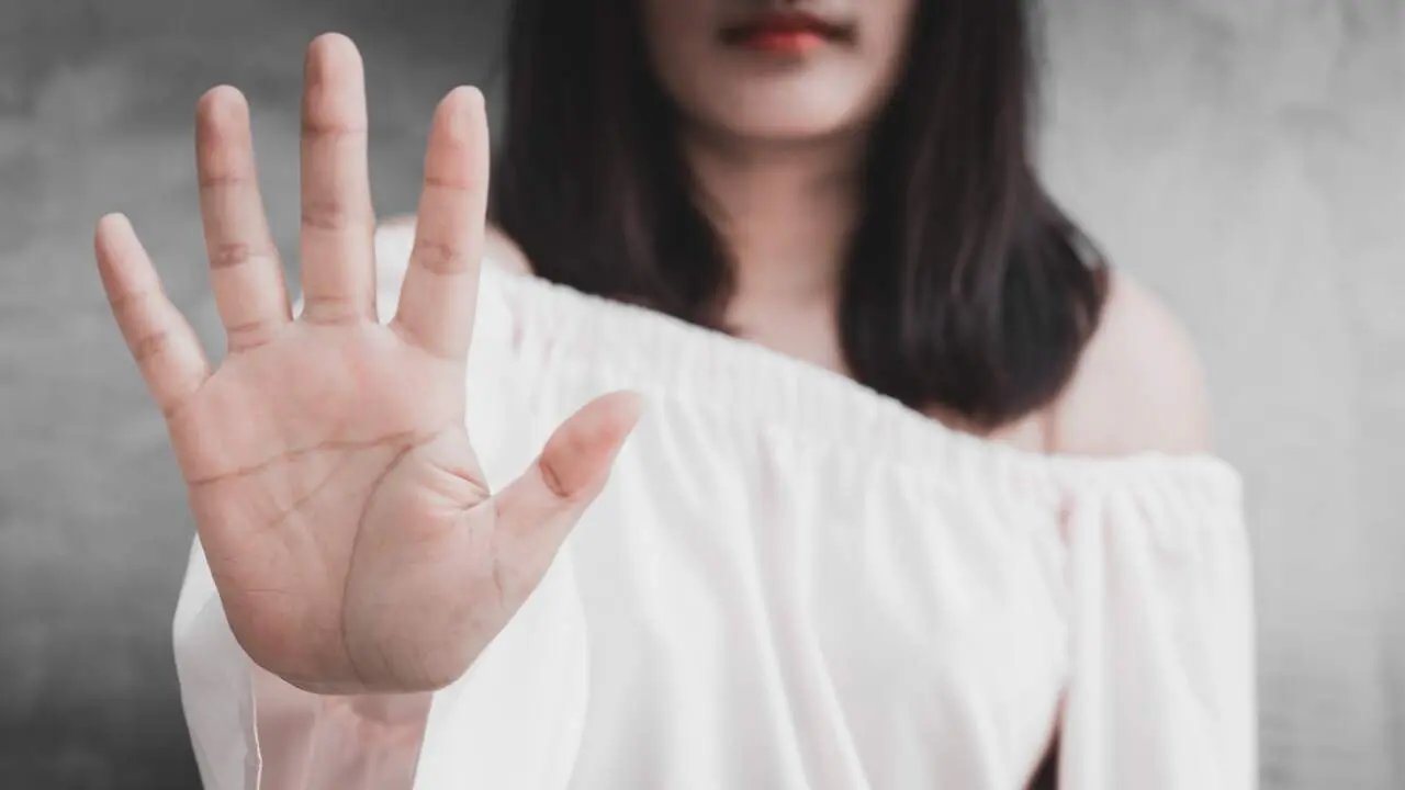 Una mujer haciendo el gesto con el que se hace referencia al lema 'No es no'. EP