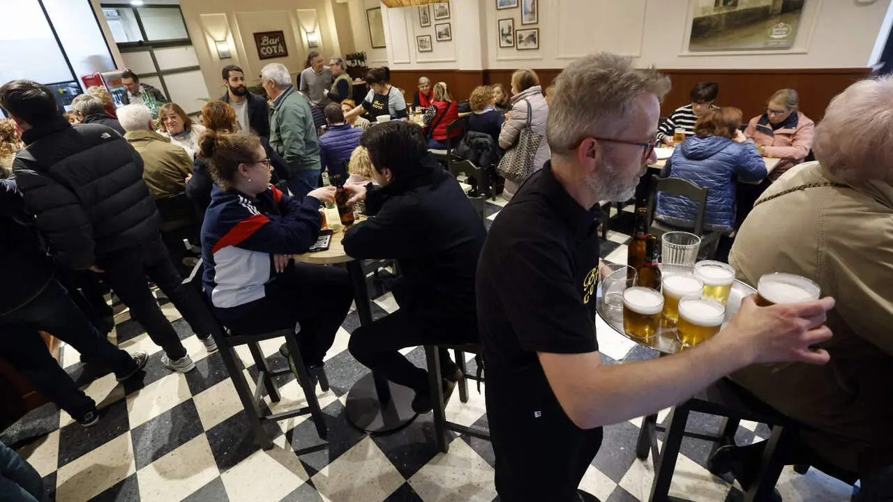 Clientela en el bar Cot&aacute;, en Lugo. VICTORIA RODR&Iacute;GUEZ