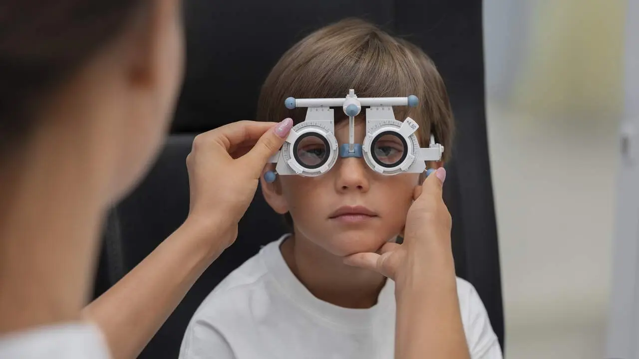 Un ni&ntilde;o durante un chequeo ocular. FREEPIK