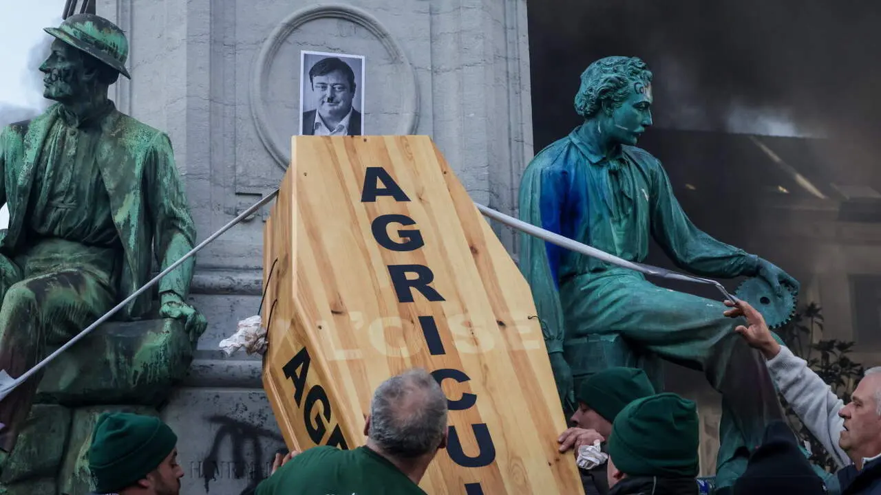 Ganaderos protestan en Burelas por las reformas de la PAC. OLIVIER MATTHYS (Efe)