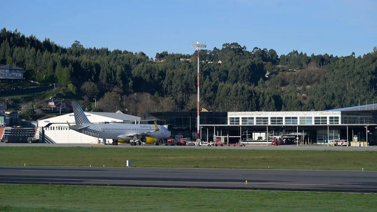 El aeropuerto de Alvedro, en A Coru&ntilde;a, que este s&aacute;bado estuvo m&aacute;s de dos horas parado al entrar un jabal&iacute; en el recinto. MONCHO FUENTES (EFE)