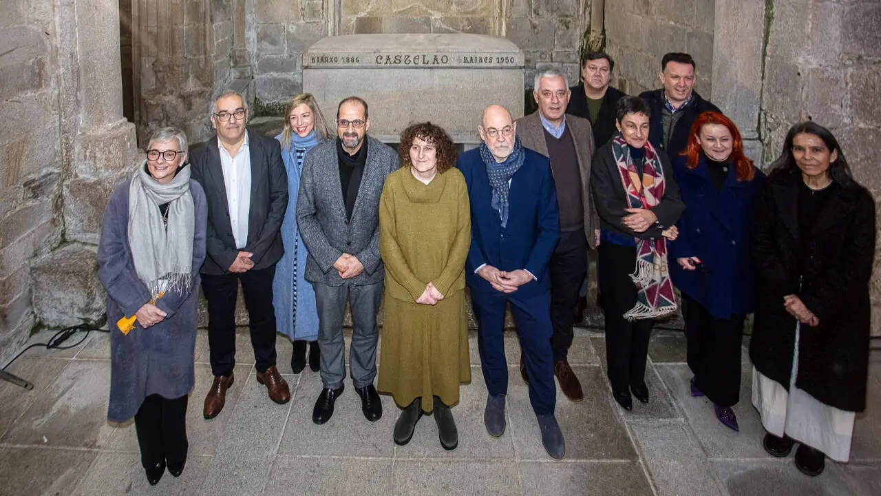 A Fundaci&oacute;n Castelao conclu&iacute;u os actos polo 75 aniversario do pasamento do intelectual galeguista cunha ofrenda musical no Pante&oacute;n de Galegas e Galegos ilustres. LUIS POLO