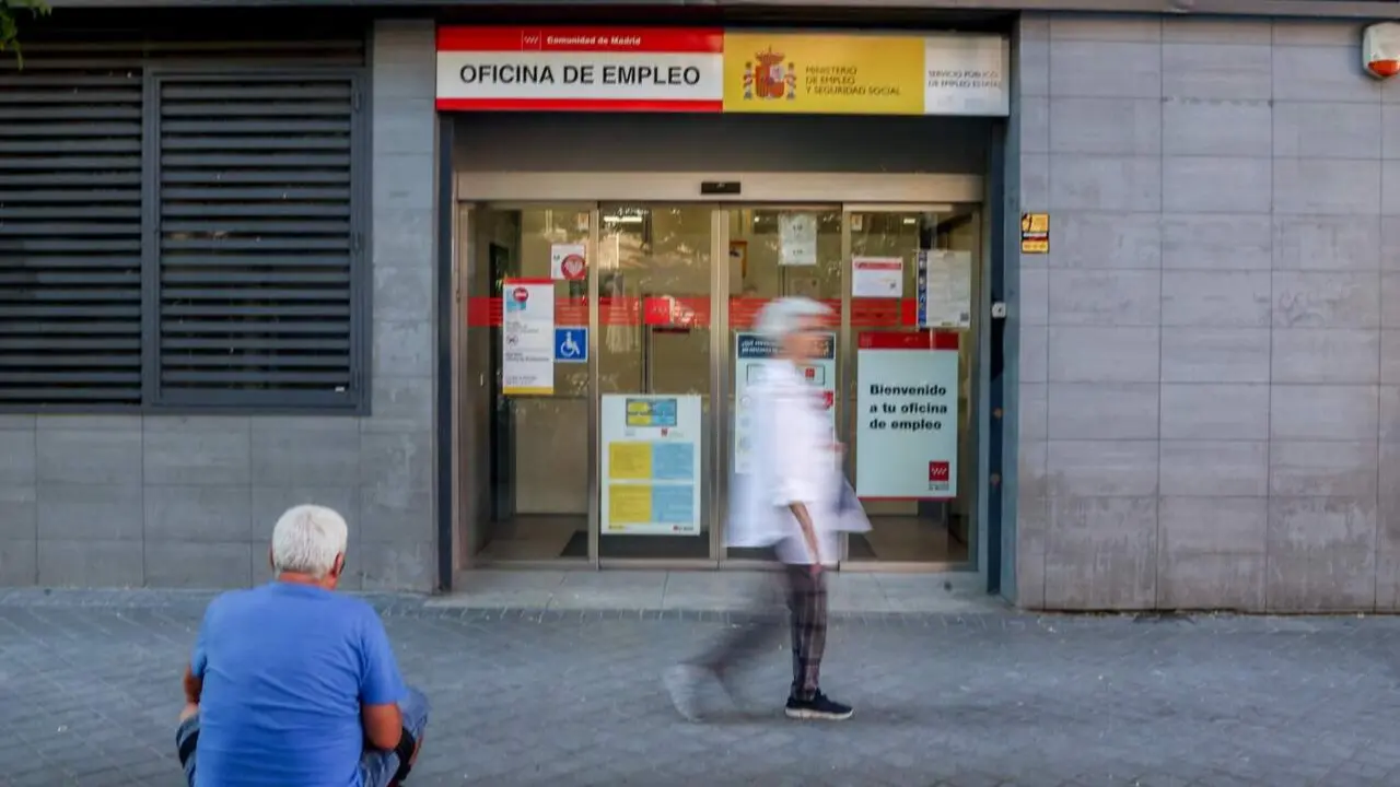 Una persona pasa por delante de la oficina del SEPE. EFE