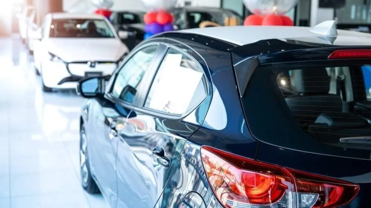 Veh&iacute;culos a la venta en un concesionario. ANFAC