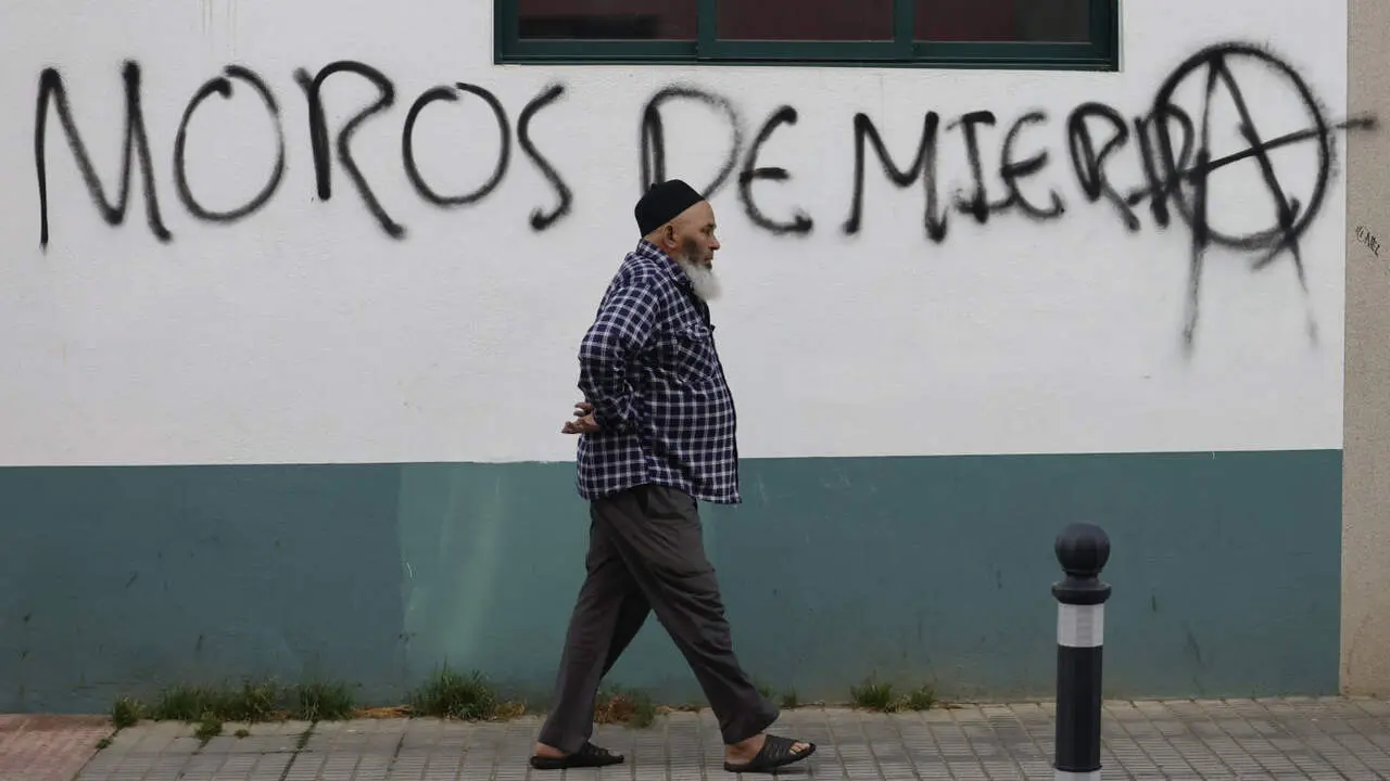 Una pintada racista aparecida en septiembre de 2025 junto a la mezquita Al Salam de Lugo. SEBAS SENANDE