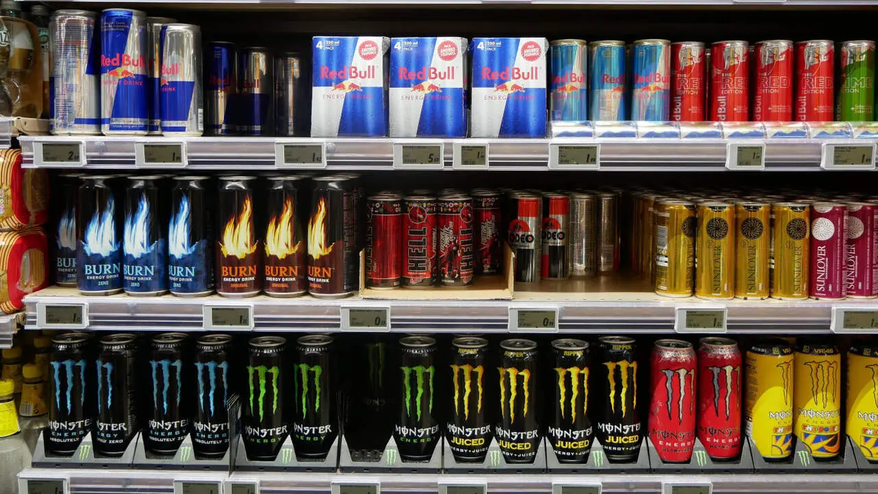 Bebidas energ&eacute;ticas a la venta en un supermercado. PIXABAY