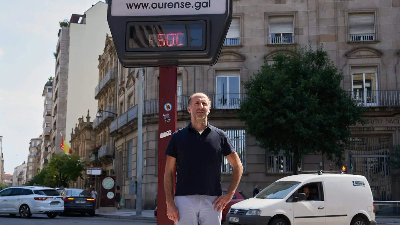 El alcalde de Ourense, Gonzalo P&eacute;rez J&aacute;come, bajo un term&oacute;metro que marcaba 50 grados en un d&iacute;a de calor. EP