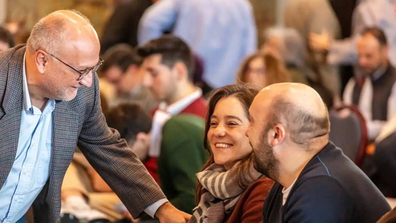 In&eacute;s Rey y Lage Tu&ntilde;as conversan con Abel Losada. LUIS POLO