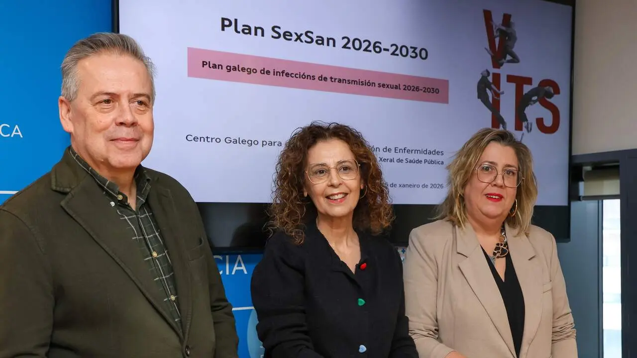 El conselleiro de Sanidade, Antonio G&oacute;mez Caama&ntilde;o, acompa&ntilde;ado de la directora general de Salud P&uacute;blica, Carmen Dur&aacute;n, y de la directora del Centro Galego para o Control e Prevenci&oacute;n de Enfermidades, Marta Pi&ntilde;eiro durante la presentaci&oacute;n del plan gallego de infecciones de transmisi&oacute;n sexual 2026-2030. XOAN REY (EFE).
