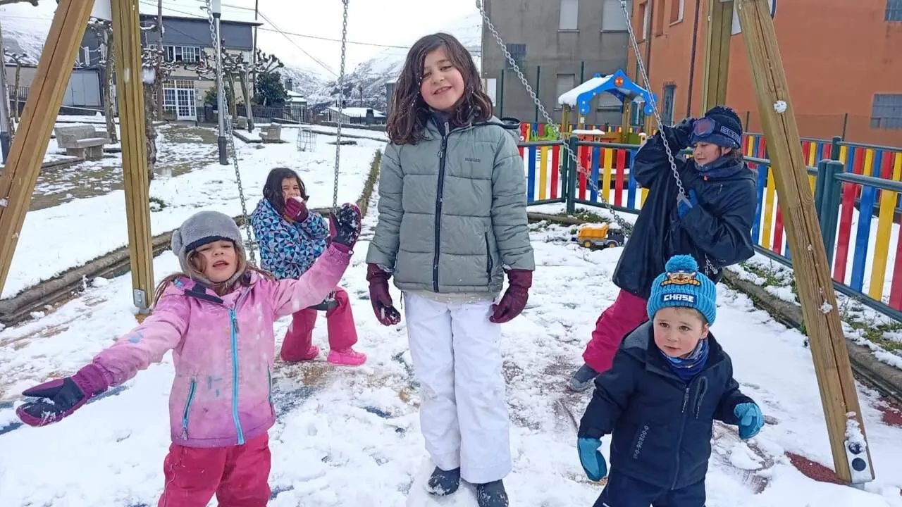Los cinco hijos de Alicia Carrasco durante su primer invierno viviendo en Casaio. CEDIDA.