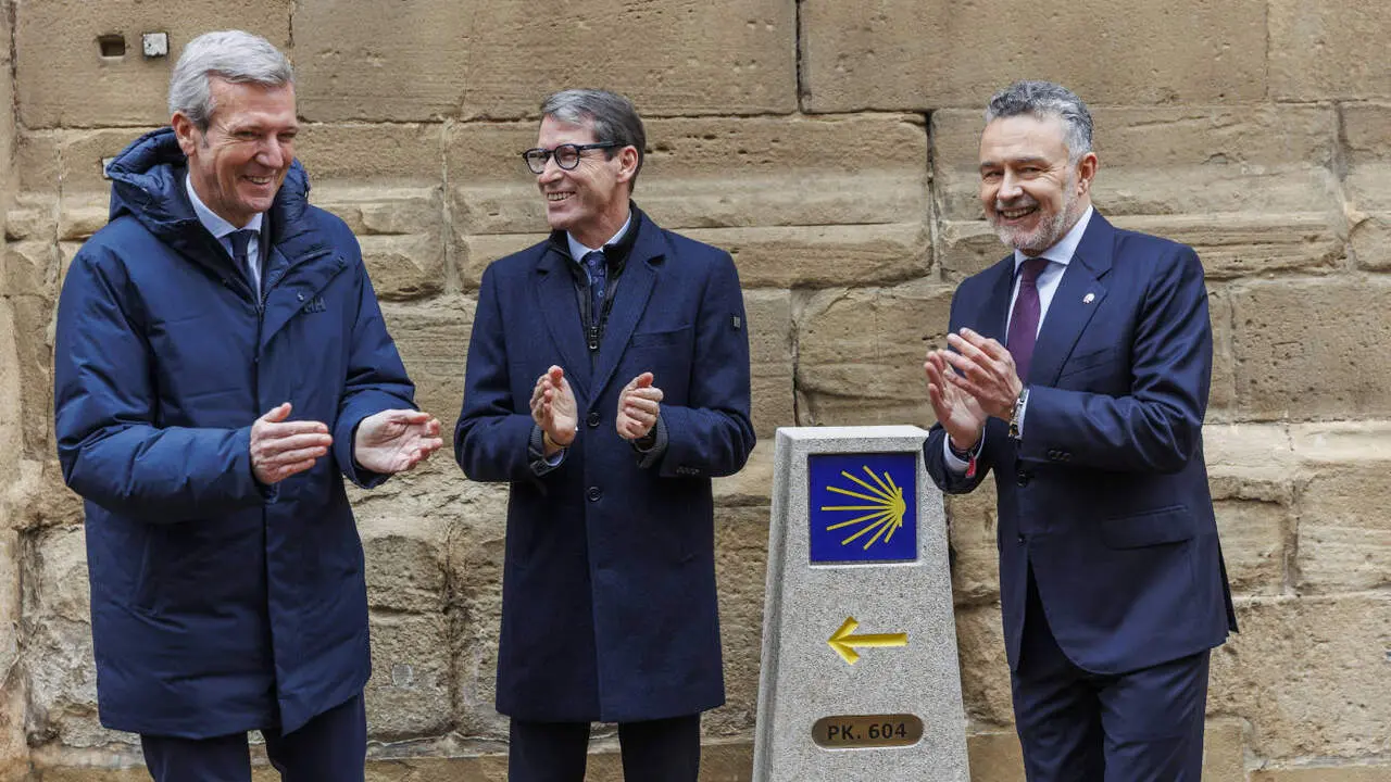 El presidente de la Xunta, Alfonso Rueda, inaugura un moj&oacute;n del Camino de Santiago junto al presidente de La Rioja y el alcalde de Logro&ntilde;o. E.PRESS