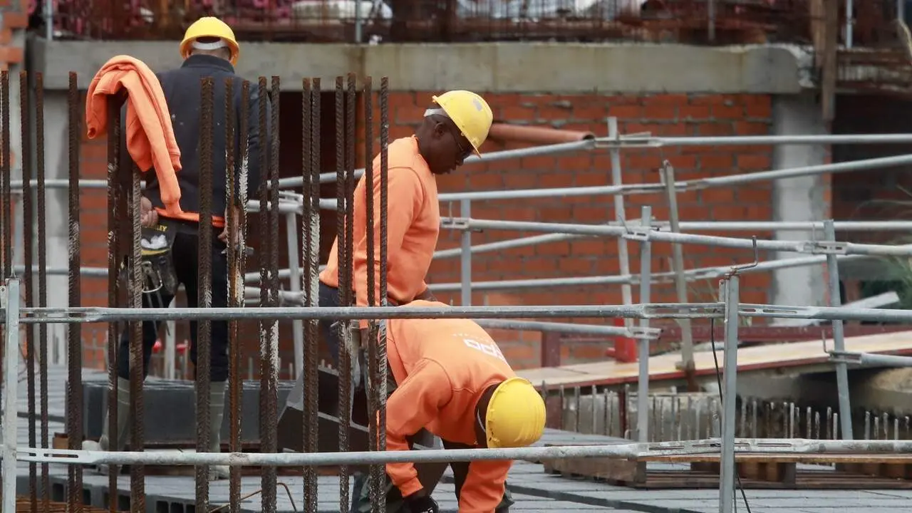 (_G8A0096.JPG) PONTEVEDRA 11 00 h A conselleira de Vivenda e Planificacion de Infraestruturas Maria Martinez Allegue xunto co delegado territorial da Xunta en Pontevedra Agustin Reguera visitara as obras das novas vivendas no barrio de Tafisa e  MLote 33.301 CONSTRUCCION SEGURIDAD LABORAL OBREROS