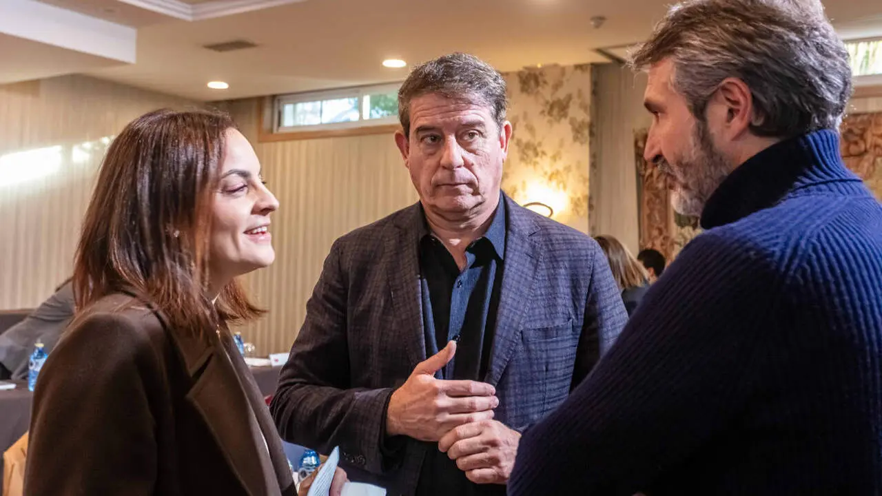 Jos&eacute; Ram&oacute;n G&oacute;mez Besteiro, en el comit&eacute; nacional del PSdeG, entre Carmela L&oacute;pez, nueva presidenta de la Diputaci&oacute;n de Lugo, y Alberto Varela, alcalde de Vilagarc&iacute;a y presidente de la Fegamp. AGN