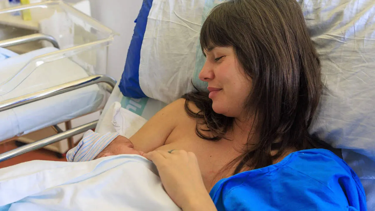 Una madre con su beb&eacute; reci&eacute;n nacido. JAVIER CEBOLLADA (EFE)