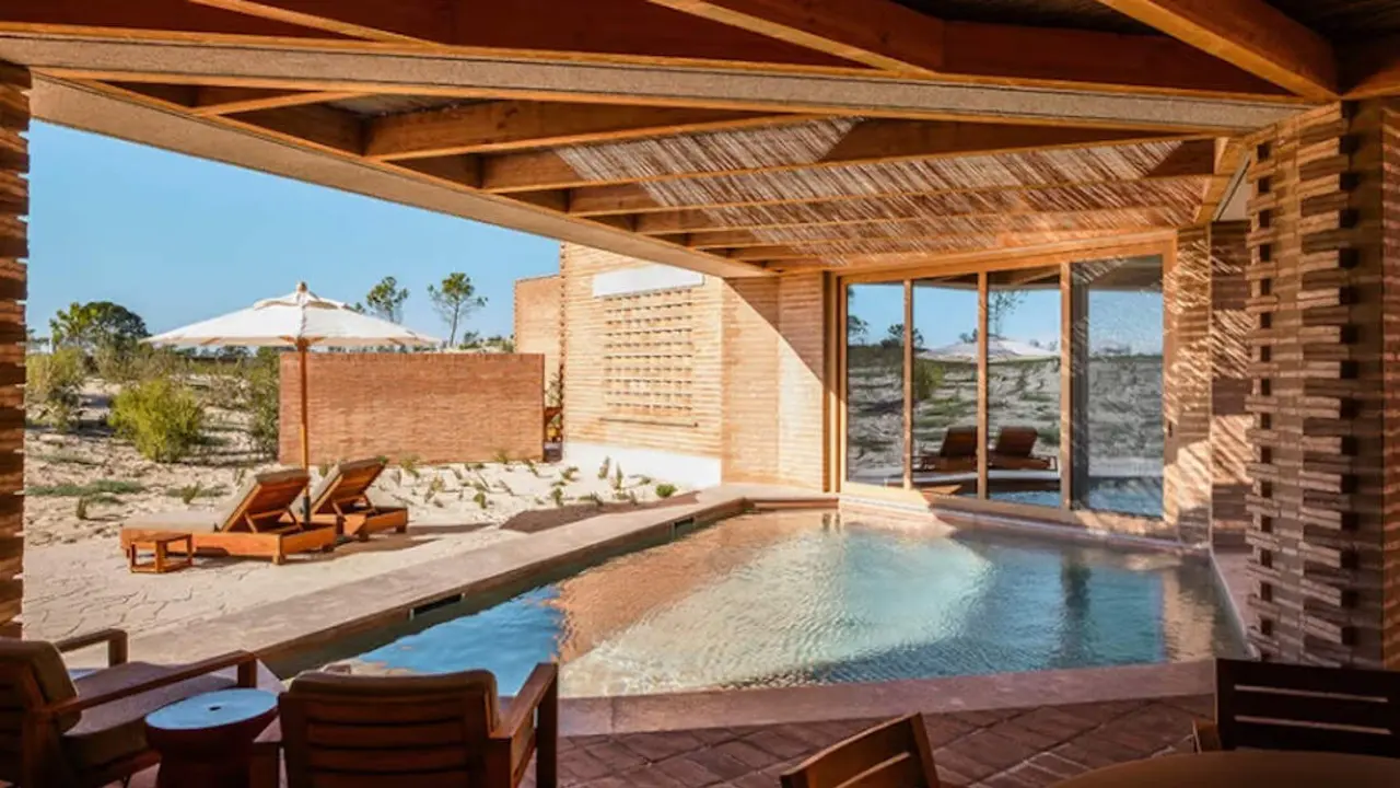 Una de las casas que ofrece Na Praia, un resort de lujo al sur de Lisboa. NA PRAIA