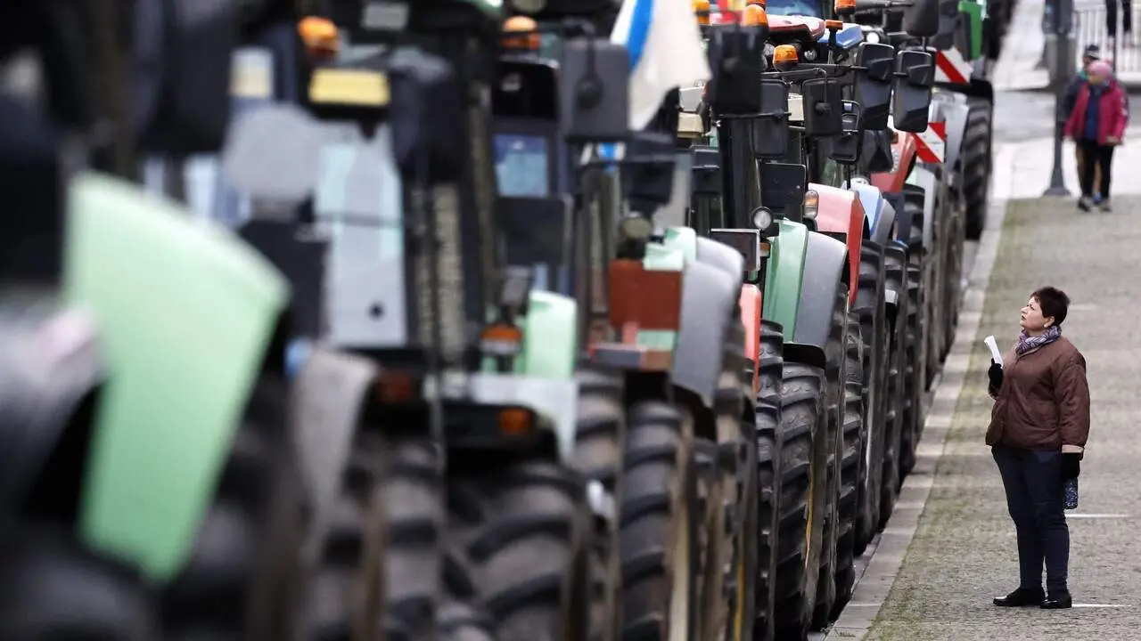 Tractores a los pies de la Muralla de Lugo en d&iacute;as pasados. SEBAS SENANDE