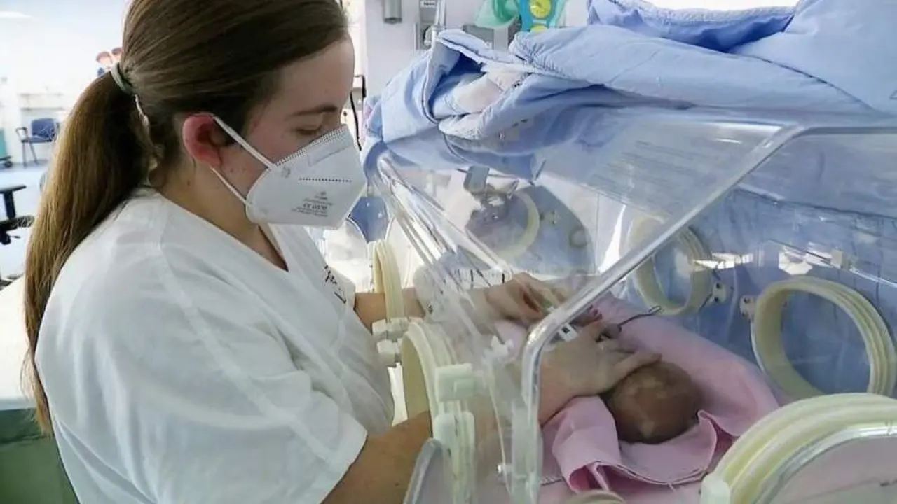 Enfermera en la unidad de neonatos del Chuac. AEP