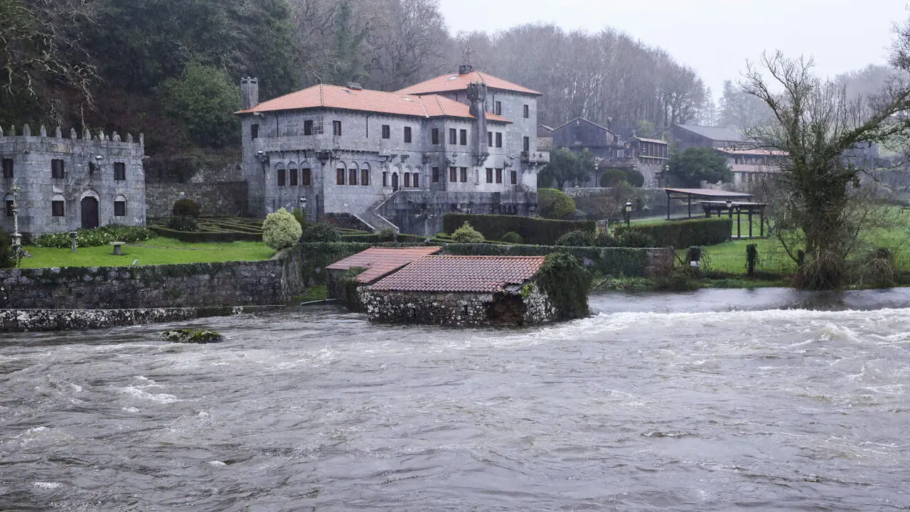 Imagen de la crecida del r&iacute;o Tambre a su paso por Pontemaceira, entre Negreira y Ames. XO&Aacute;N REY (EFE)