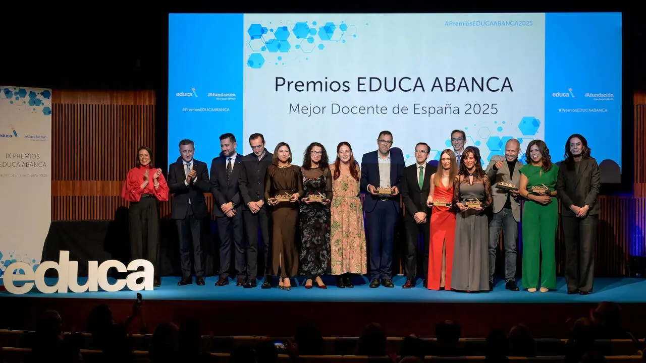 Foto de familias de los docente reconocidos en la gala celebrada en la sede de A Fundaci&oacute;n en A Coru&ntilde;a. EP