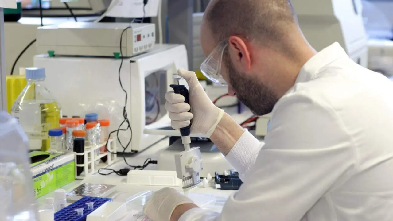 Un investigador en un laboratorio