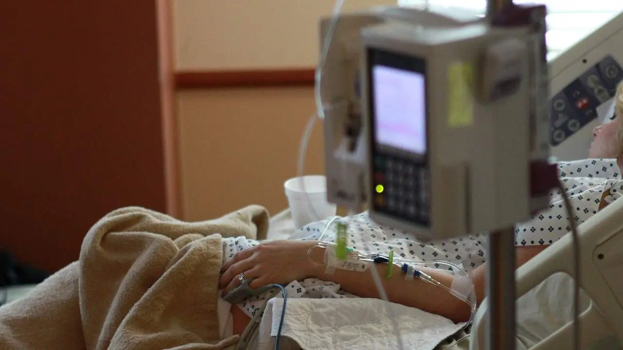 UNA PACIENTE, EN UNA CAMA DE HOSPITAL