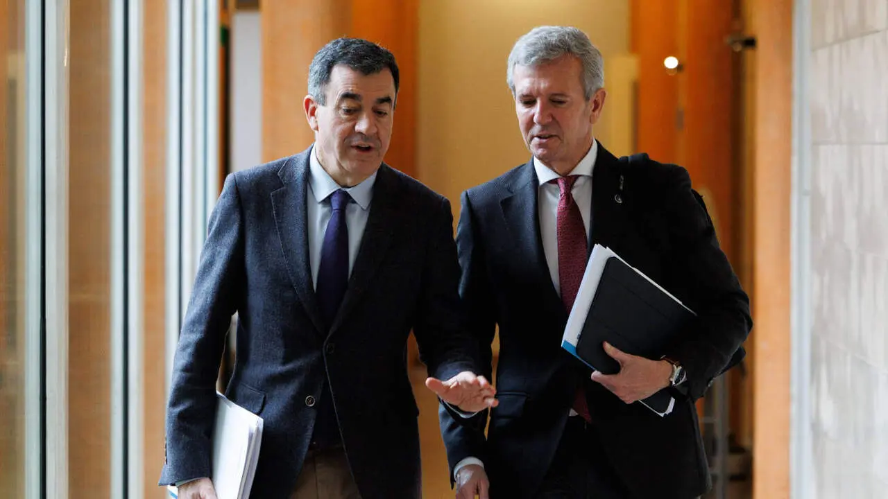 El conselleiro de Educaci&oacute;n, Rom&aacute;n Rodr&iacute;guez, y el presidente de la Xunta, Alfonso Rueda. DAVID CABEZ&Oacute;N