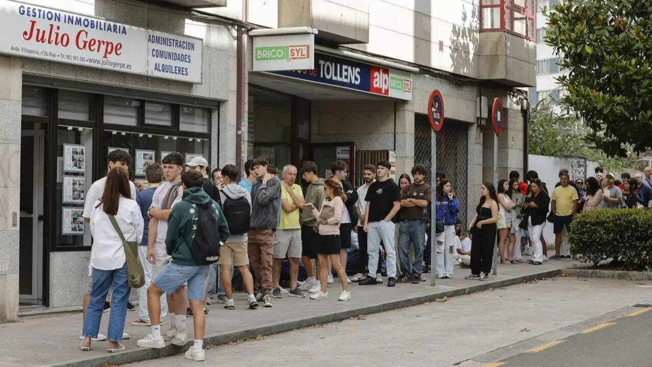 Universitarios haciendo cola para encontrar un alquiler en Galicia. EFE