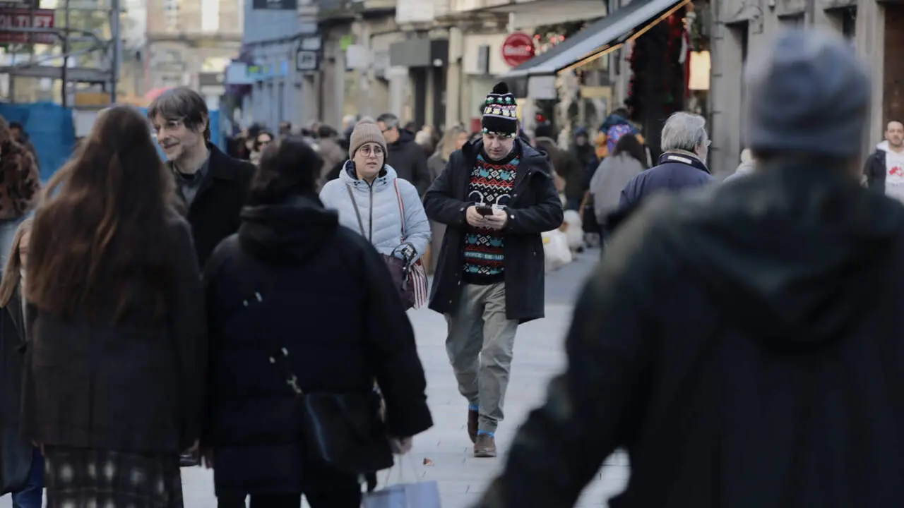 Gente paseando por la calle en Pontevedra. JAVIER CERVERA-MERCADILLO