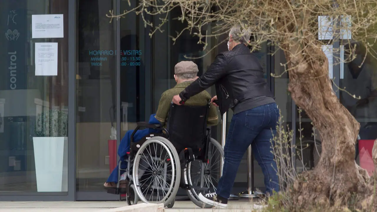 Una persona mayor a la entrada de una residencia. EUROPA PRESS