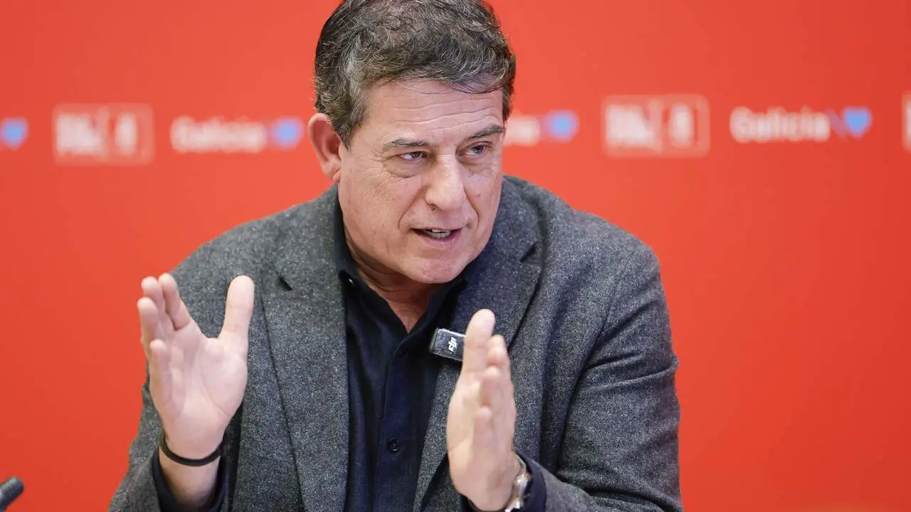 El secretario general del PSdeG, Jos&eacute; Ram&oacute;n G&oacute;mez Besteiro, durante el balance del ecuador de la legislatura. LAVANDEIRA JR (EFE)