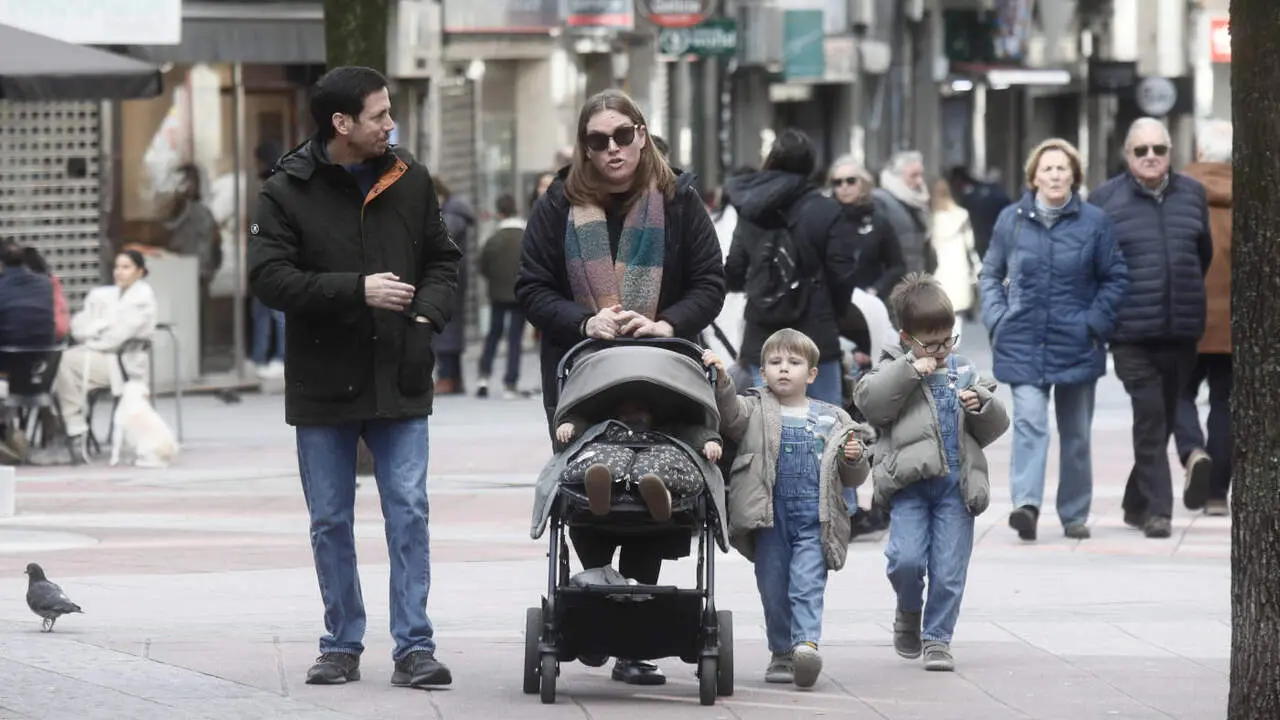 Una familia paseando por la calle en Pontevedra. DAVID FREIRE