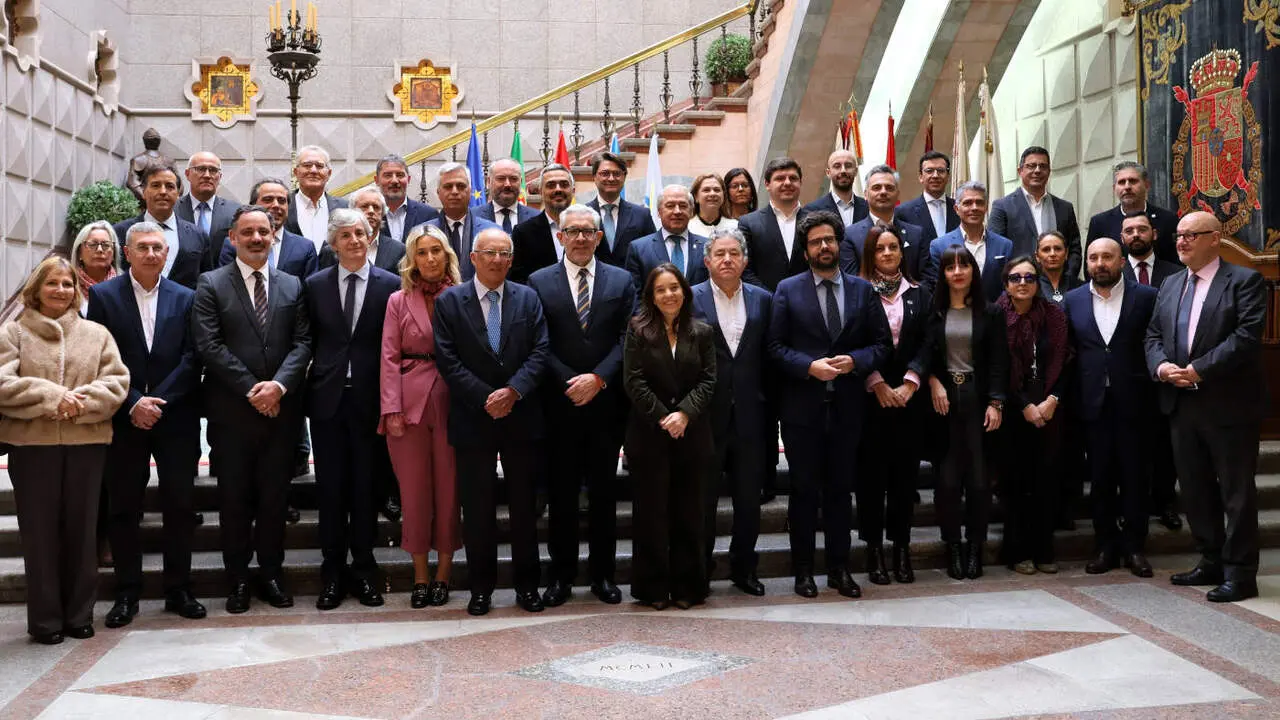 Representantes de las 41 entidades de Galicia y el norte luso que integran el Eixo Atl&aacute;ntico se reunieron en la asamblea general celebrada en A Coru&ntilde;a. EP