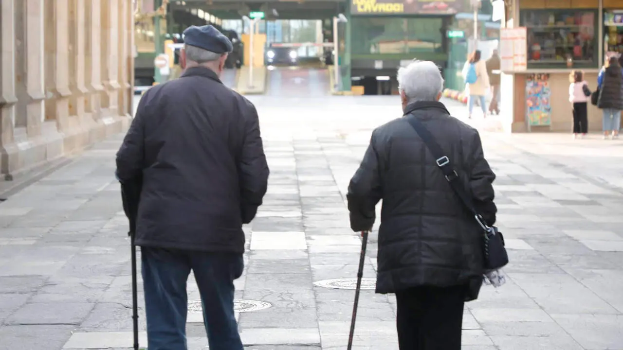 Dos personas mayores, paseando. AEP