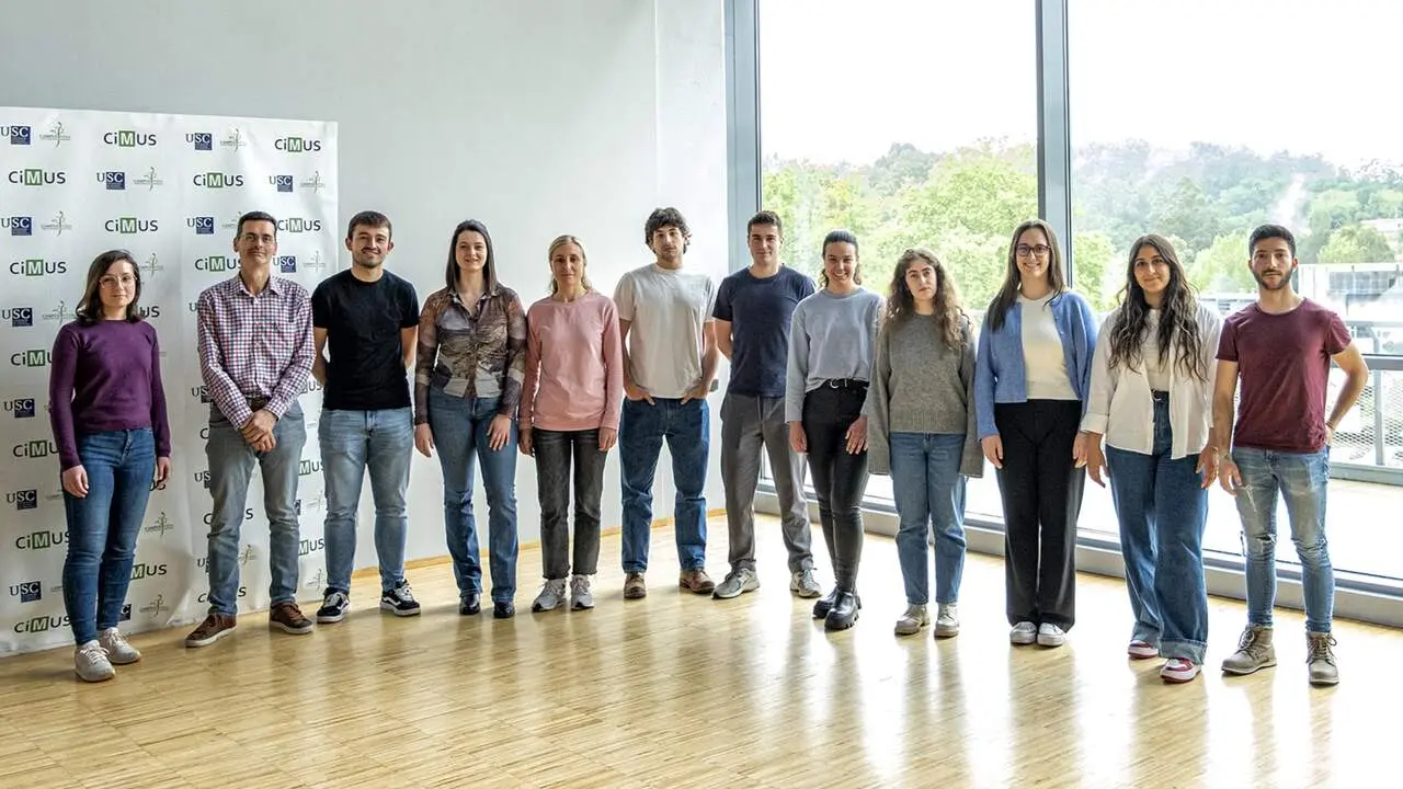 Grupo de investigaci&oacute;n Molecular Metabolism del CiMUS de la USC. De izquierda a derecha: Sara Mart&iacute;nez, Rub&eacute;n Nogueiras, Borja L&oacute;pez, Eva N&oacute;voa, Cristina Iglesias, Jacobo L&oacute;pez, Pablo D&iacute;az, Tamara Parracho, Alba Dieste, Alba L&oacute;pez, Valentina Dorta y Jos&eacute; Iglesias. CEDIDA