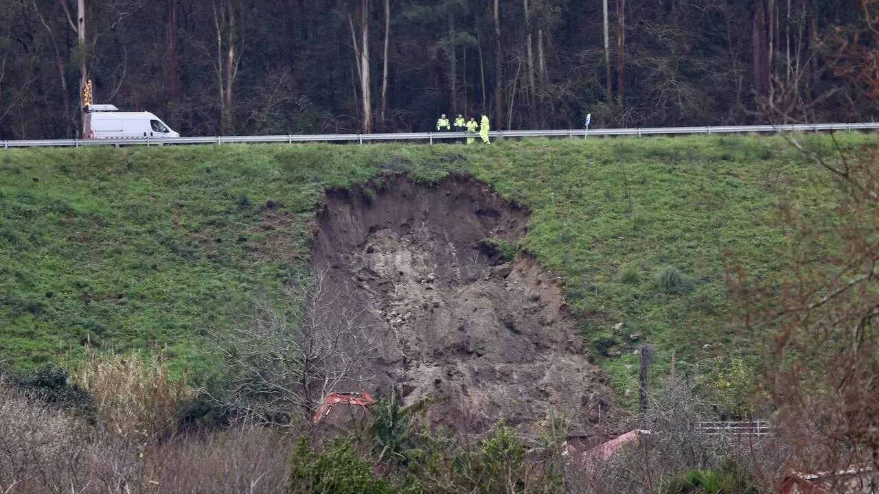Desprendimiento de parte de un talud de la Autov&iacute;a do Morrazo. RAFA FARI&Ntilde;A