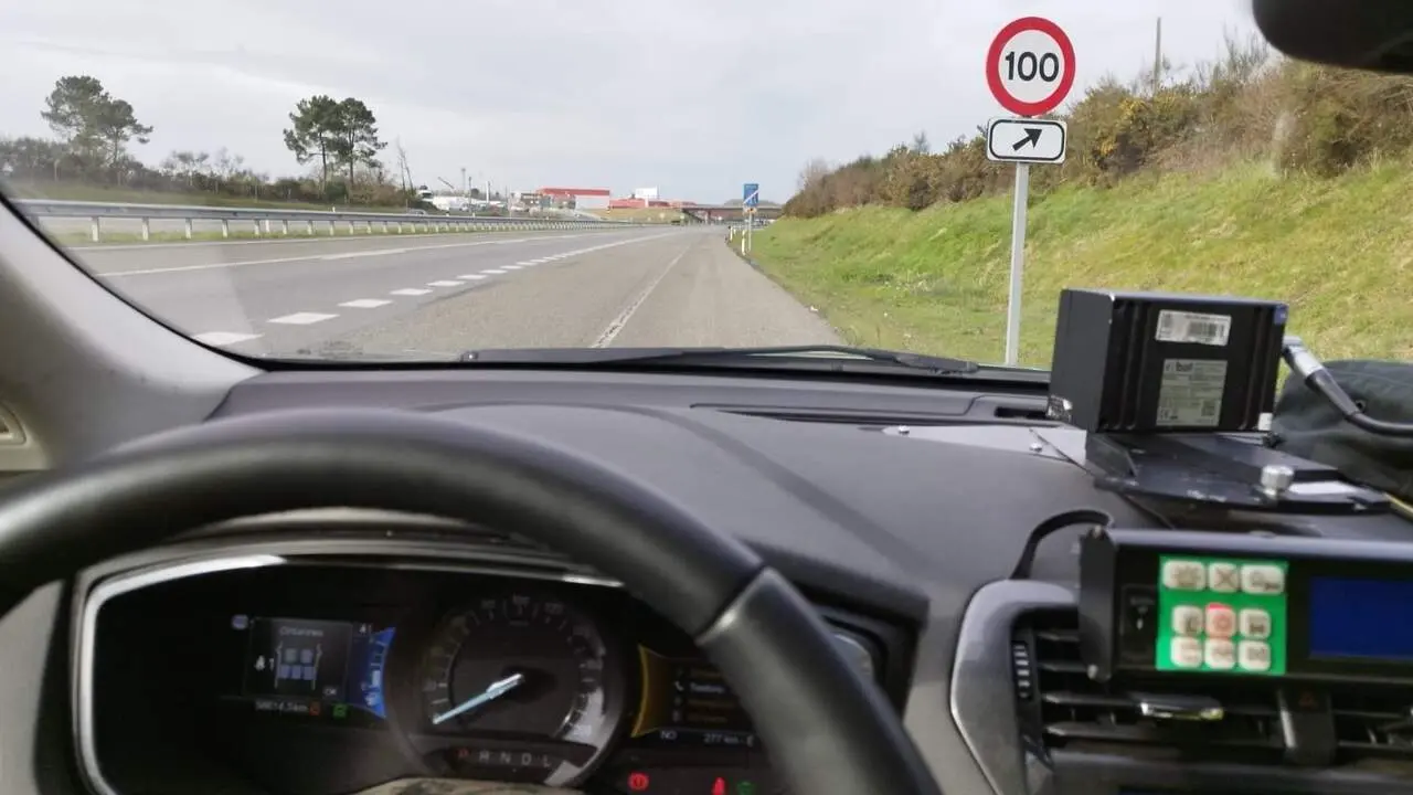 Radar en un coche de la Guardia Civil de Lugo. AEP