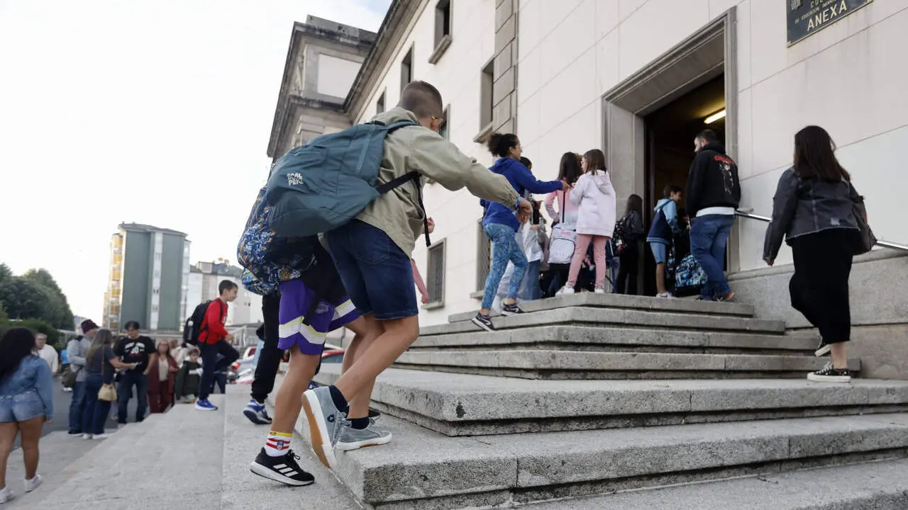 Unos alumnos entrando en el colegio de la Aneja de Lugo. SEBAS SENANDE