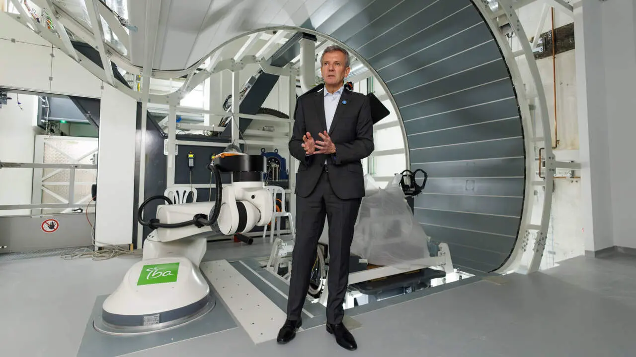 El presidente de la Xunta, Alfonso Rueda, en su visita al centro de protonterapia en Santiago. EP