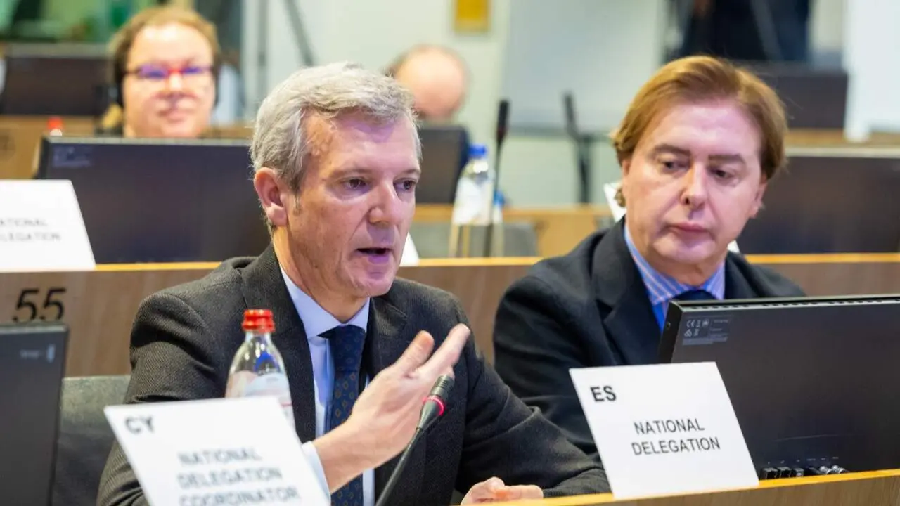 Rueda, con el director xeral de Relaci&oacute;ns coa UE, Jes&uacute;s Gamallo, en el Comit&eacute; de las Regiones. XUNTA